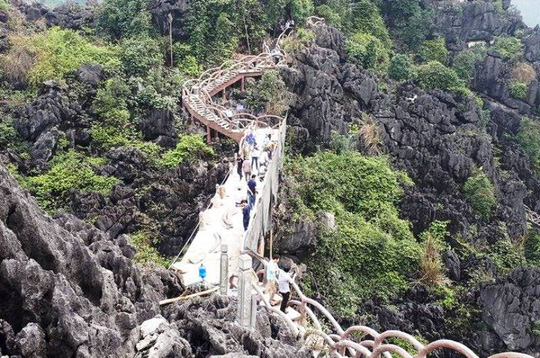 Cận cảnh tháo dỡ công trình trái phép xuyên vùng lõi danh thắng Tràng An